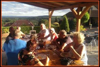 terras op het zuiden motorhotel vulkanberg
